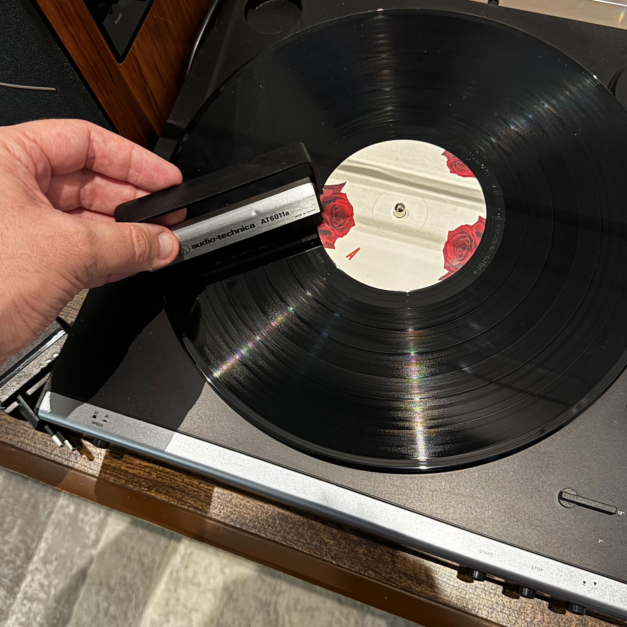 Imagem demonstrativa de como limpar o disco utilizando a escova anti-estática